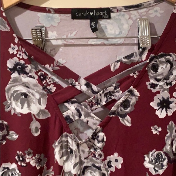 Tops - 🖤 Beautiful Rose Print Criss Cross Neck Top